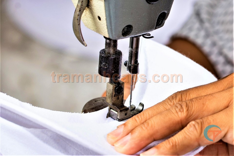 Chi tiết logo thêu – đường nét sắc, màu sắc trung thực - Xưởng may nón Trâm Anh Caps