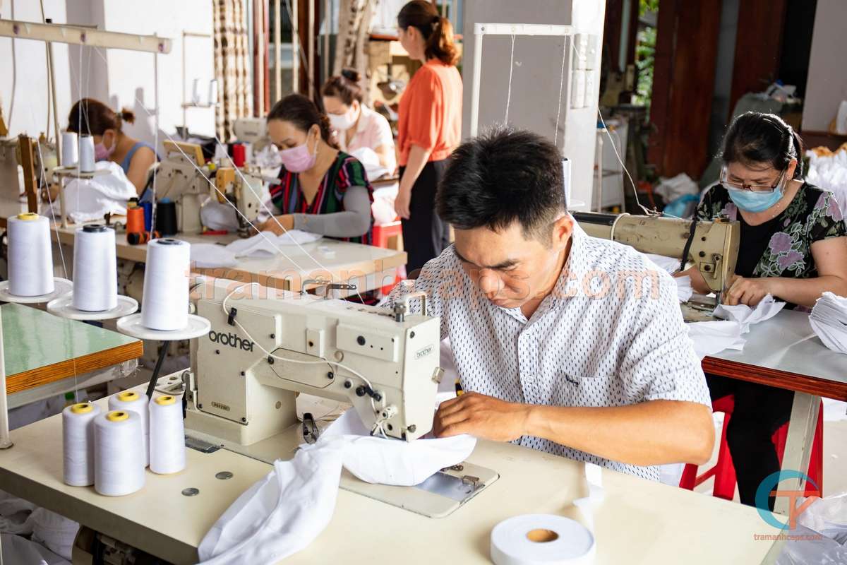 Common Mistakes When Ordering Custom Hats for the First Time – And How to Avoid Them 7 Mass production line at Tram Anh Caps factory