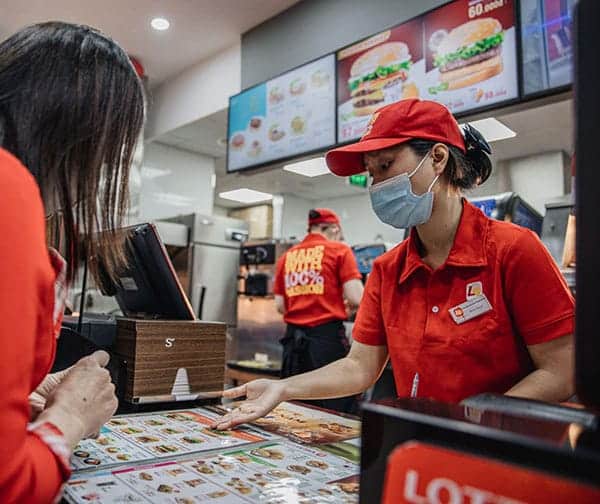Mũ nón cho ngành F&B, bán lẻ & dịch vụ: Kiểu dáng nào phù hợp với từng môi trường làm việc? 2 Mũ đồng phục chuỗi F&B Lotteria – đồng nhất thương hiệu trên toàn hệ thống nhà hàng