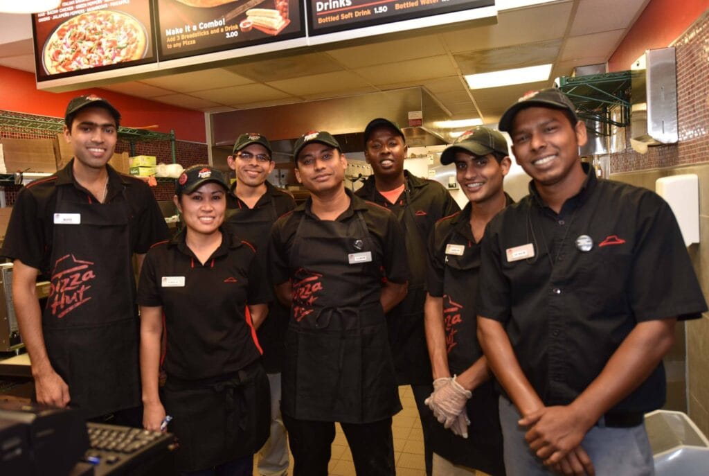 Các loại mũ nón phổ biến dùng cho doanh nghiệp, trường học & sự kiện (Cập nhật 2026) 1 pizza hut